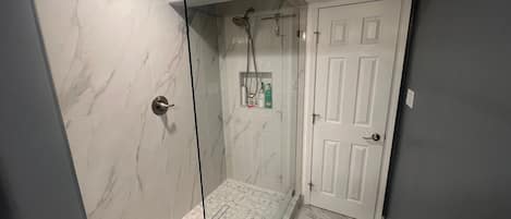 Regadera, toallas, jabón, papel de baño