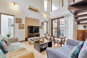 Villa, 3 habitaciones, vista a la alberca, junto a la playa | Área de sala de estar | Smart TV de 42 pulgadas con canales digitales 