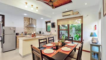 Biệt thự, 3 phòng ngủ, quang cảnh hồ bơi, cạnh bãi biển | Khu ăn uống