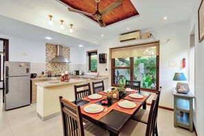 Biệt thự, 3 phòng ngủ, quang cảnh hồ bơi, cạnh bãi biển | Khu ăn uống