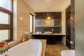 Biệt thự, 3 phòng ngủ, quang cảnh hồ bơi, cạnh bãi biển | Phòng tắm