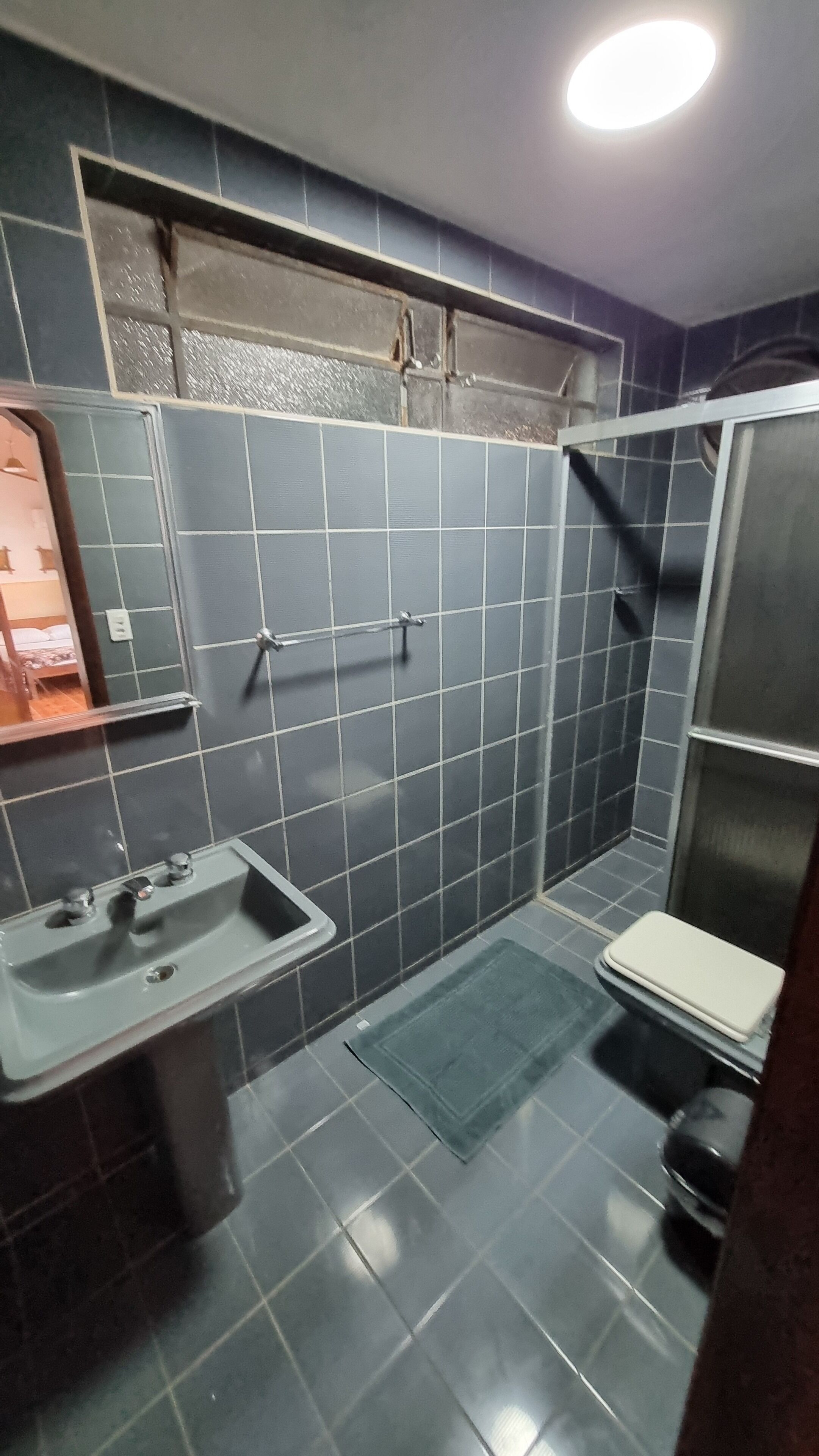 Klassieke vierpersoonskamer, uitzicht op tuin | Badkamer