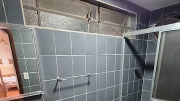 Klassieke vierpersoonskamer, uitzicht op tuin | Badkamer