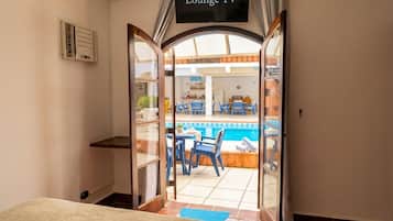 Quarto casal conforto, vista para a piscina | Wi-Fi de cortesia