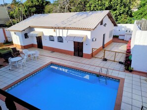 Una piscina al aire libre
