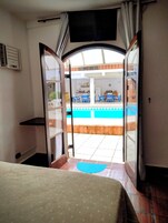 Quarto casal conforto, vista para a piscina