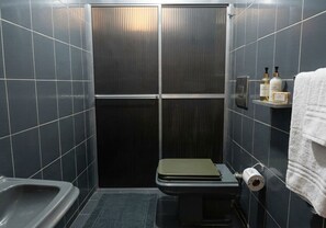 Ein Badezimmer mit Toilette, Bidet und Handtuchhalter.