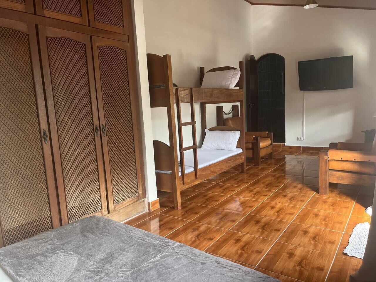 Classic fyrbäddsrum - utsikt mot trädgården