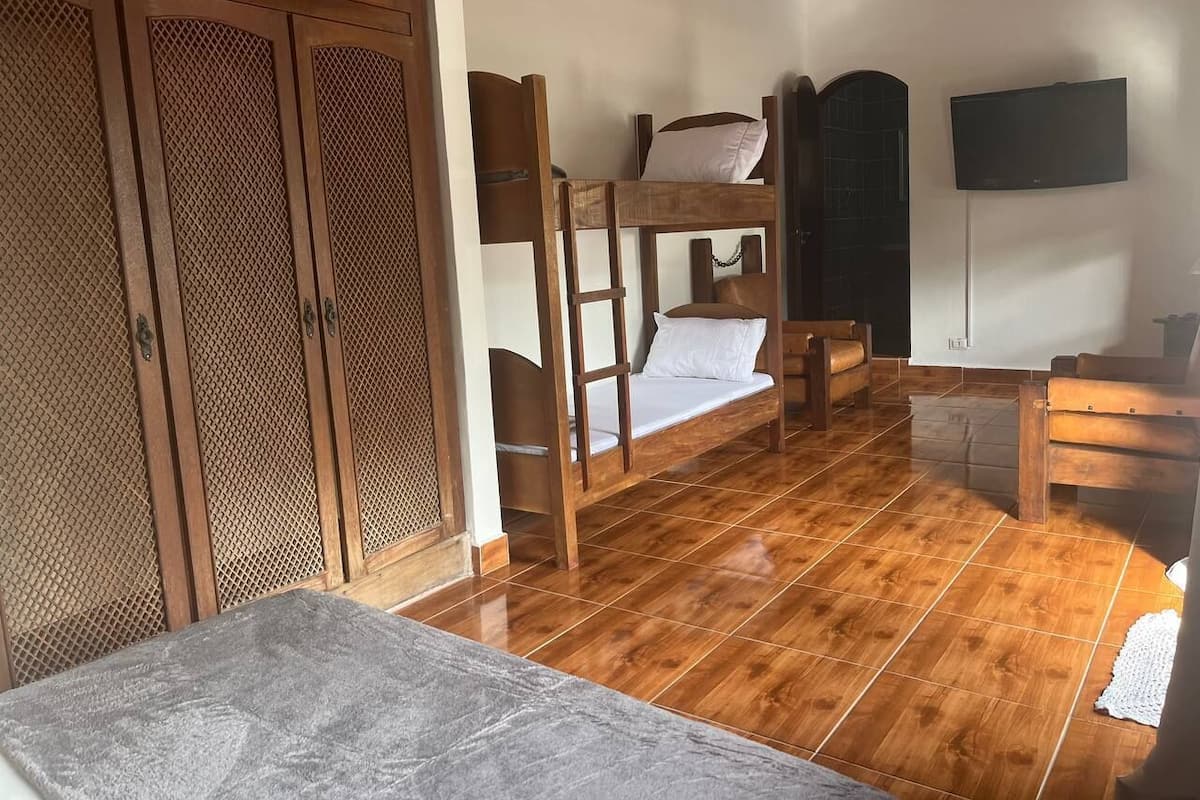 Classic fyrbäddsrum - utsikt mot trädgården