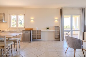 Dining - Attico Asinara è situato al piano superiore di una villa immersa nel verde (Marina di Sorso)