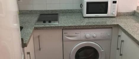 Een koelkast, een microgolfoven, een oven, een kookplaat