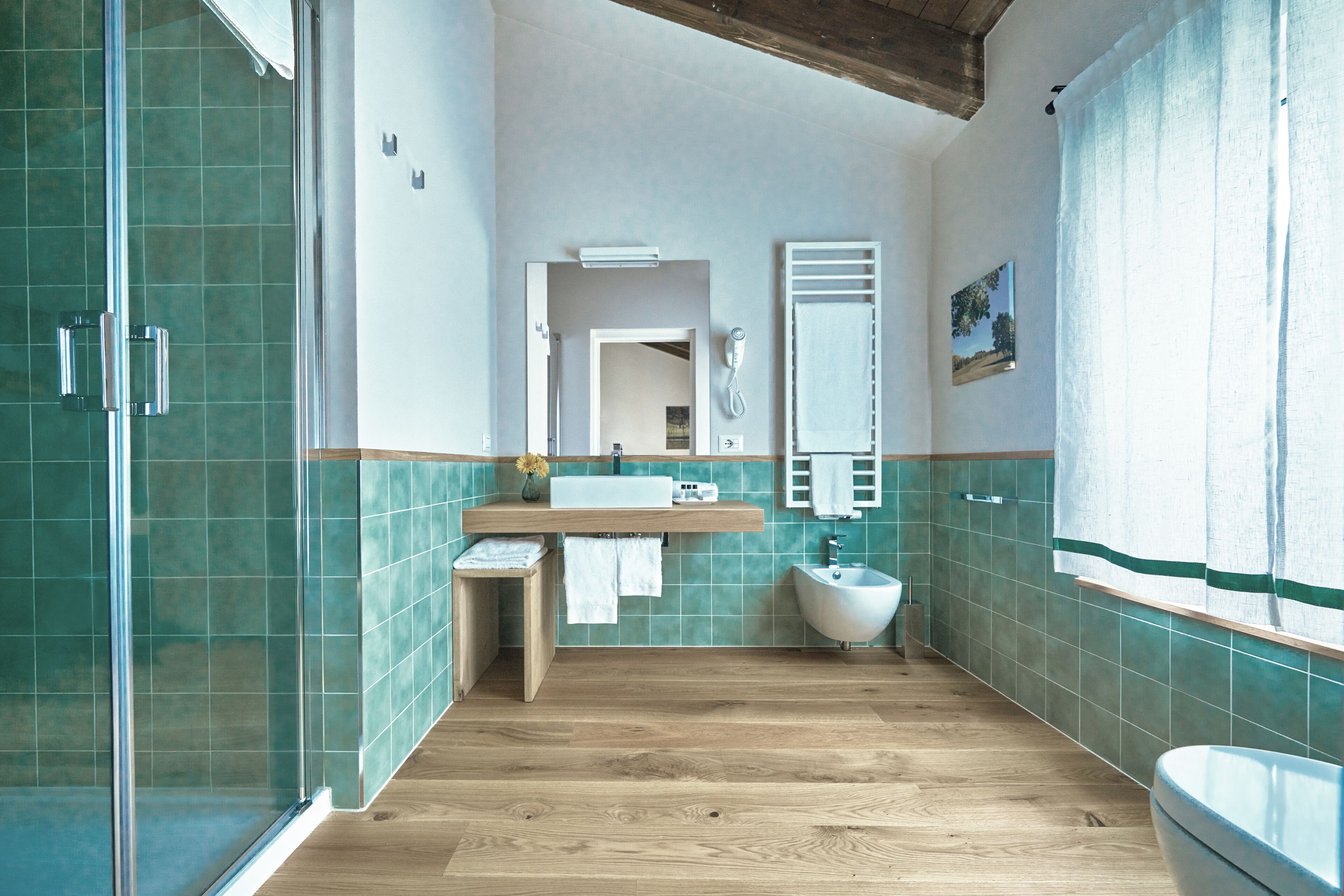 Habitación triple superior, vista al campo de golf | Baño | Regadera, amenidades de baño gratuitas, secadora de cabello, toallas 