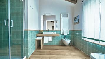 Habitación triple superior, vista al campo de golf | Baño | Regadera, amenidades de baño gratuitas, secadora de cabello, toallas
