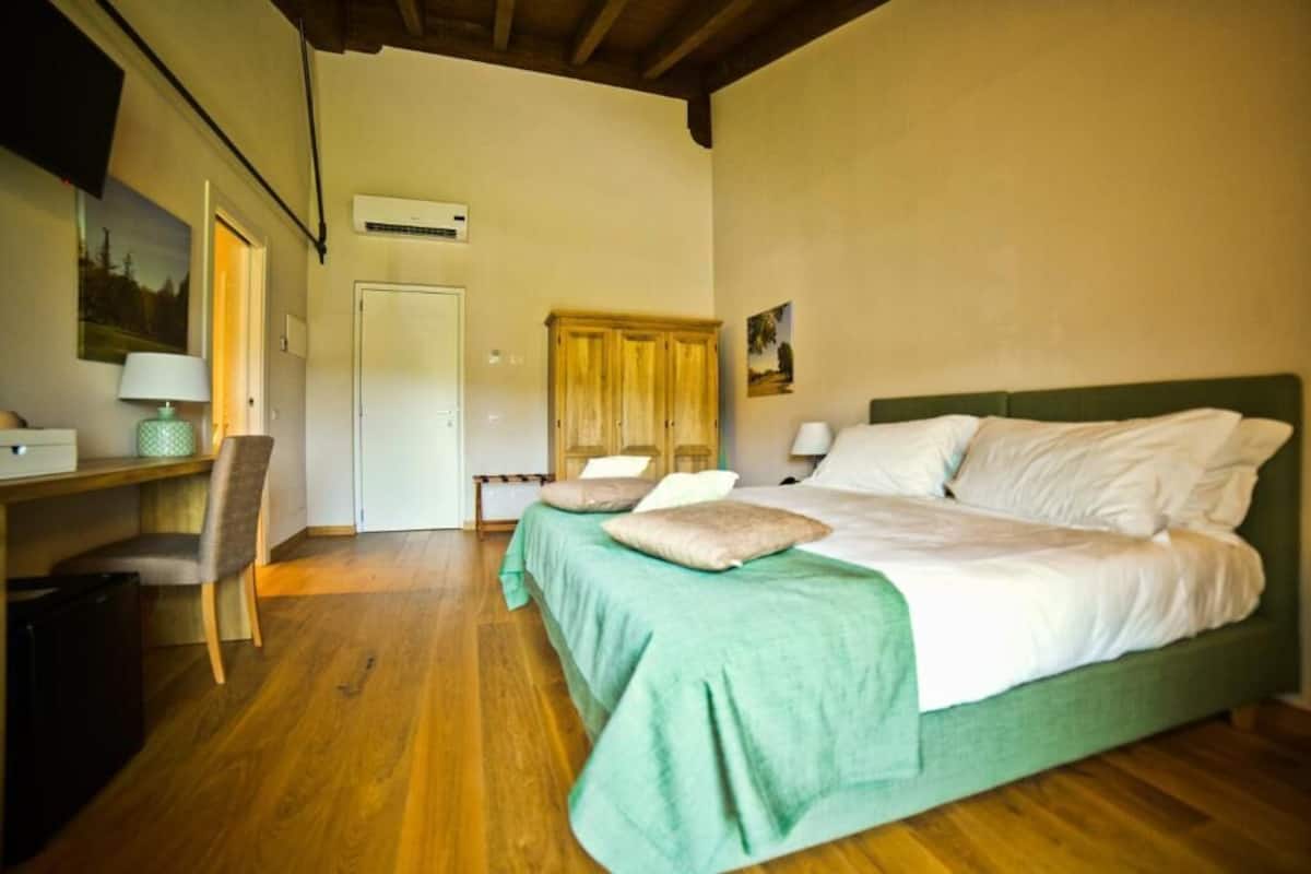 Superior Double or Twin Room, Courtyard View | Minibar, in-room safe, WiFi (free), bed sheets