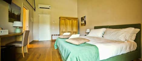 Minibar, caja de seguridad en la habitación, wifi gratis y ropa de cama