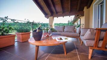 Luxury-Dreibettzimmer, Balkon, Blick auf den Golfplatz | Terrasse/Patio
