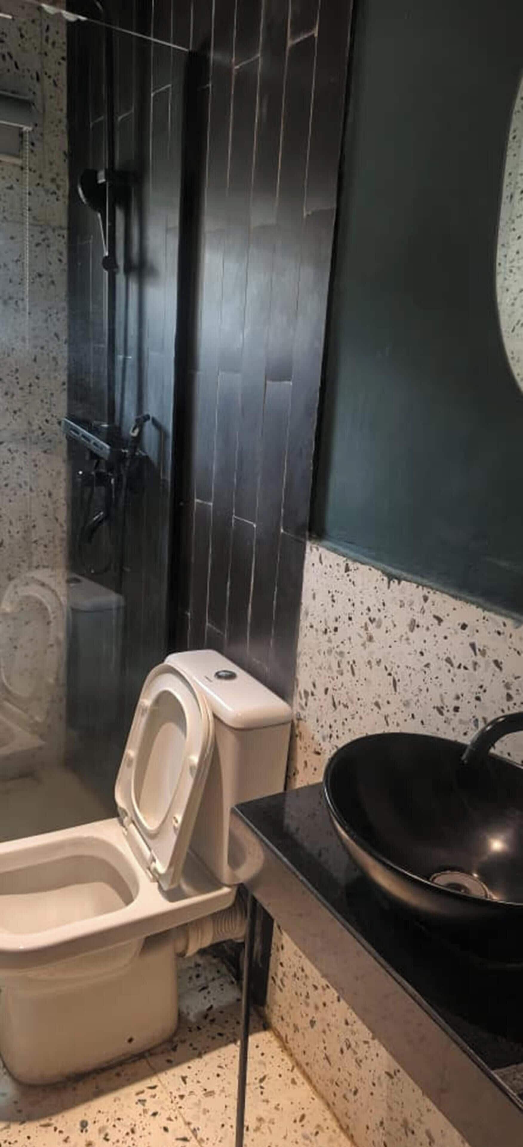Classic Room | Bathroom | Shower, towels, soap, shampoo