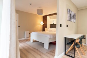 1 Schlafzimmer, Schreibtisch, BĂŒgeleisen/BĂŒgelbrett, Reisekinderbett
