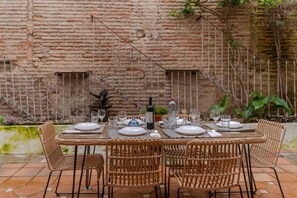 Outdoor dining - Suite Alhambra · Modern with private patio (Granada)