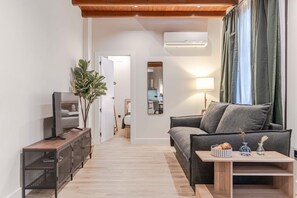 TV - Suite Alhambra · Modern with private patio (Granada)