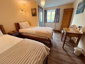 Twin Room (Pen y Gwaith Room 4) | Memory foam beds, bed sheets - The Star Inn (Llanbrynmair)