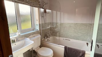 Twin Room (Ty Newydd Room 3) | Memory foam beds, bed sheets