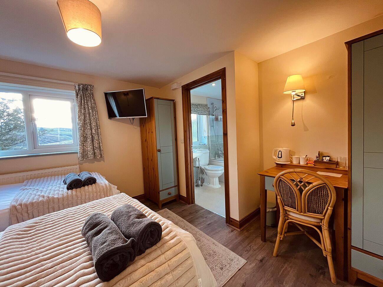 Twin Room (Ty Newydd Room 3) | Memory foam beds, bed sheets