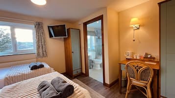 Twin Room (Ty Newydd Room 3) | Busa memori, cadar katil