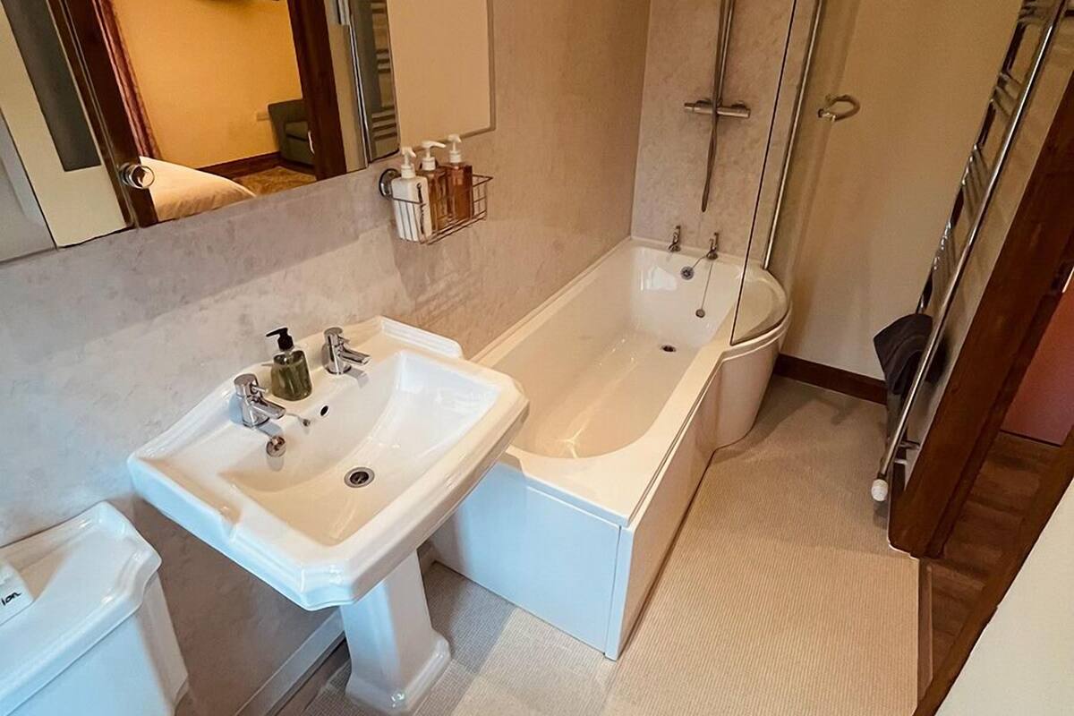 Un bagno moderno con lavabo, WC e vasca da bagno.