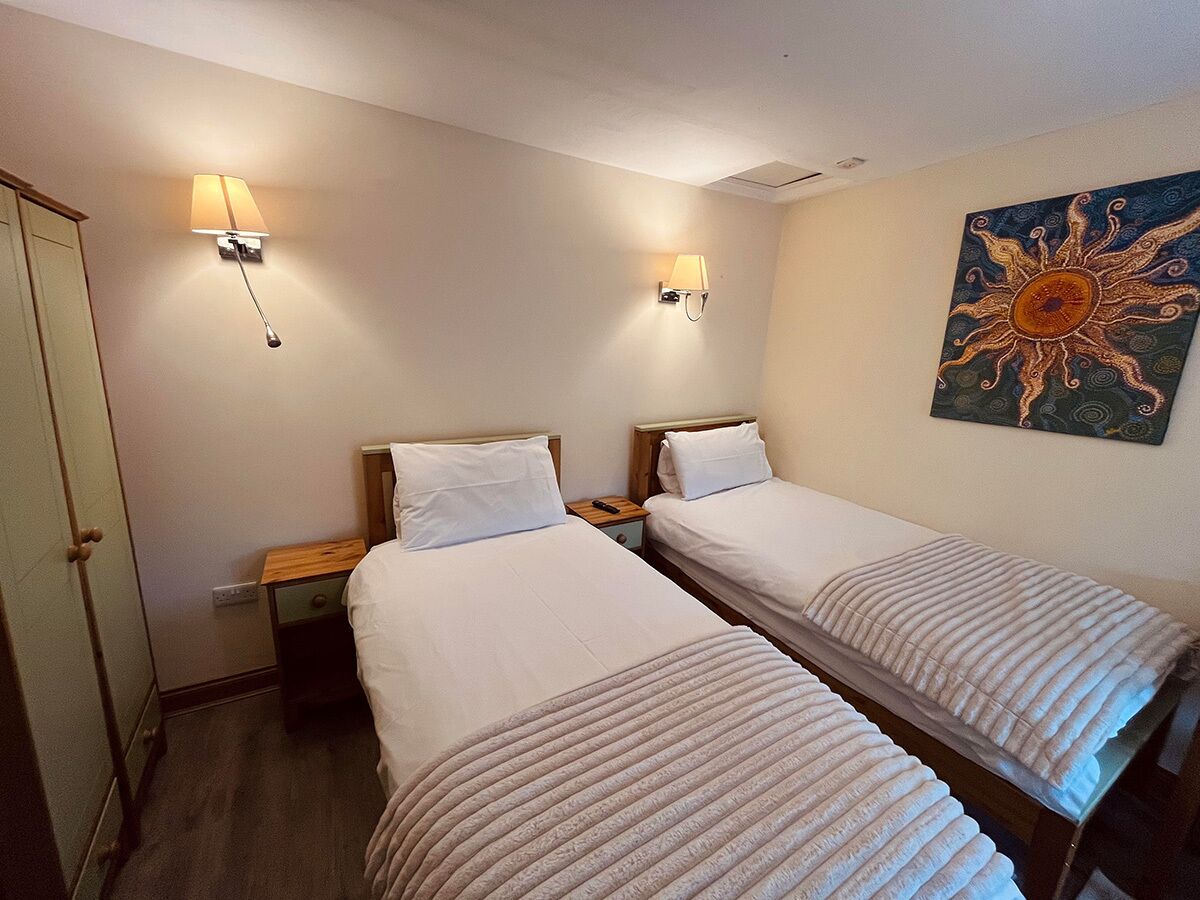 三人房 (Gwynfryn Room 1)