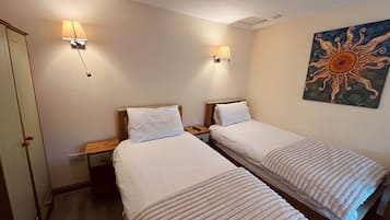 Kolmen hengen huone (Gwynfryn Room 1)