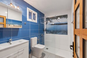 Douche, séchoir à cheveux, serviettes fournies