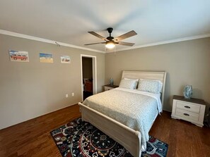 3 bedrooms, desk, iron/ironing board, free WiFi - Coastal Retreat Minutes from the Beach  Quiet • Family Friendly • Relax & Unwind (Longs)
