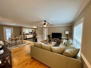 Smart TV, books - Coastal Retreat Minutes from the Beach  Quiet • Family Friendly • Relax & Unwind (Longs)