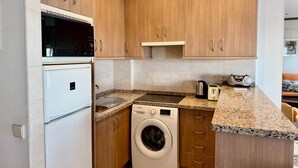 Een koelkast, een microgolfoven, een oven, een kookplaat