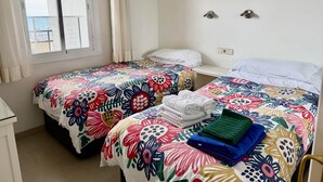 1 slaapkamer, een strijkplank/strijkijzer, wifi, beddengoed