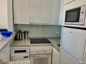Fridge, microwave, oven, stovetop - 2. Skol Marbella 543B (Marbella)