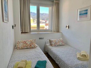 Unclassified image, 3 of 20, button - 2. Skol Marbella 737B (Marbella)