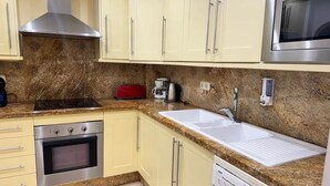 Refrigerador, microondas, horno, placa de cocina