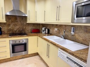 Fridge, microwave, oven, stovetop - 3. Parque Marbella 81N (Marbella)