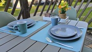 A table set with plates, cups, and cutlery on a deck. - Stijlvol Chalet in de Natuur van Twente! (Lattrop-Breklenkamp)