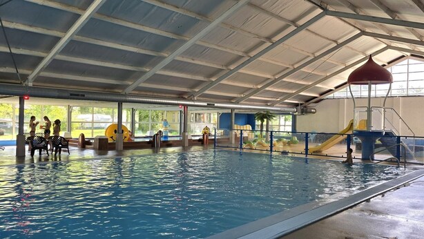 An indoor swimming pool with a covered roof, slides, and play equipment. - Stijlvol Chalet in de Natuur van Twente! (Lattrop-Breklenkamp)