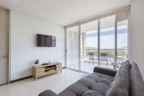 디럭스 아파트, 발코니, 시내 전망 | 거실 공간