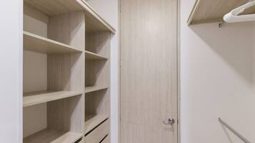 Deluxe Apartment, Balcony, City View | Interior