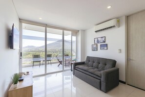 디럭스 아파트, 발코니, 시내 전망 | 거실 공간