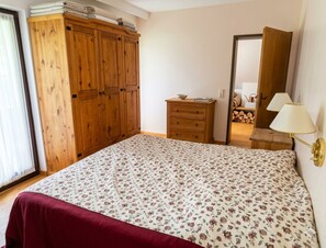 3 habitaciones, muebles diferentes y ropa de cama 