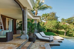 Pool - Prestige 4-Bedroom Villa / Infinity Pool & Outdoor Lounge (Bel Ombre)