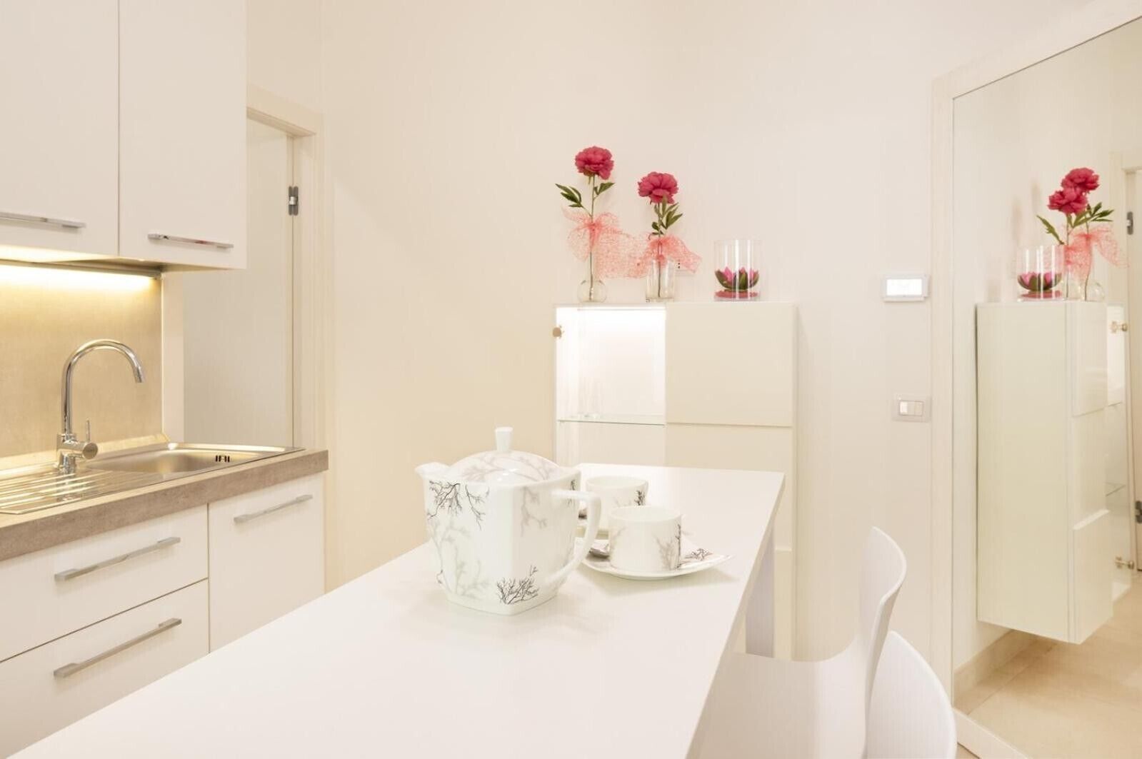 Kjøleskap, mikrobølgeovn, kokeplater og kaffetrakter/tekoker