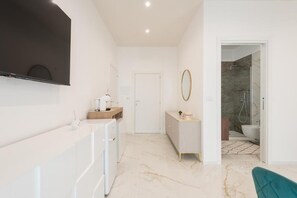 Luxury Suite, Balcony, City View | Free minibar items, blackout drapes, iron/ironing board, free WiFi - Quattro Perle (Polignano a Mare)