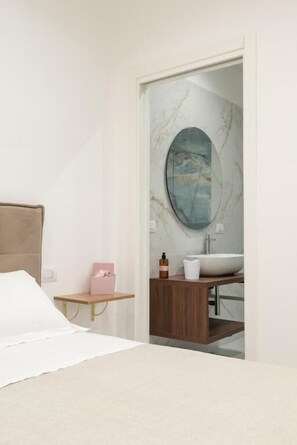 Artículos del minibar gratis y cortinas blackout 